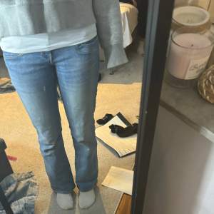 Säljer dessa fina bootcut jeans. Säljer pga att de inte kommer till användning. Skriv för fler bilder och frågor!😊