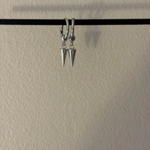 Spikörhängen i guld och silver - Superfina spikörhängen i guld och silver gjorda av rostfritt stål!