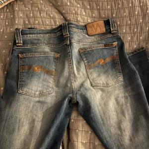 Riktigt snygga och populära jeans Använd ett fåtal gånger  W30 L32 Ny pris 1300 Mitt pris 440 Modellen på bilden är 180 