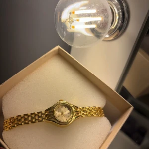 Gulligaste klockan - Söt och trendig klocka från Quartz, helt ny då jag har två likadana🤍 funkar perfekt och har batterier i sig, lådan ingår inte💞