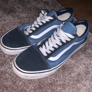 Vans marinblå och ljusblå - Jag säljer min blå Vans som är i nyskick. Nypris 800 kr. Pris kan diskuteras 