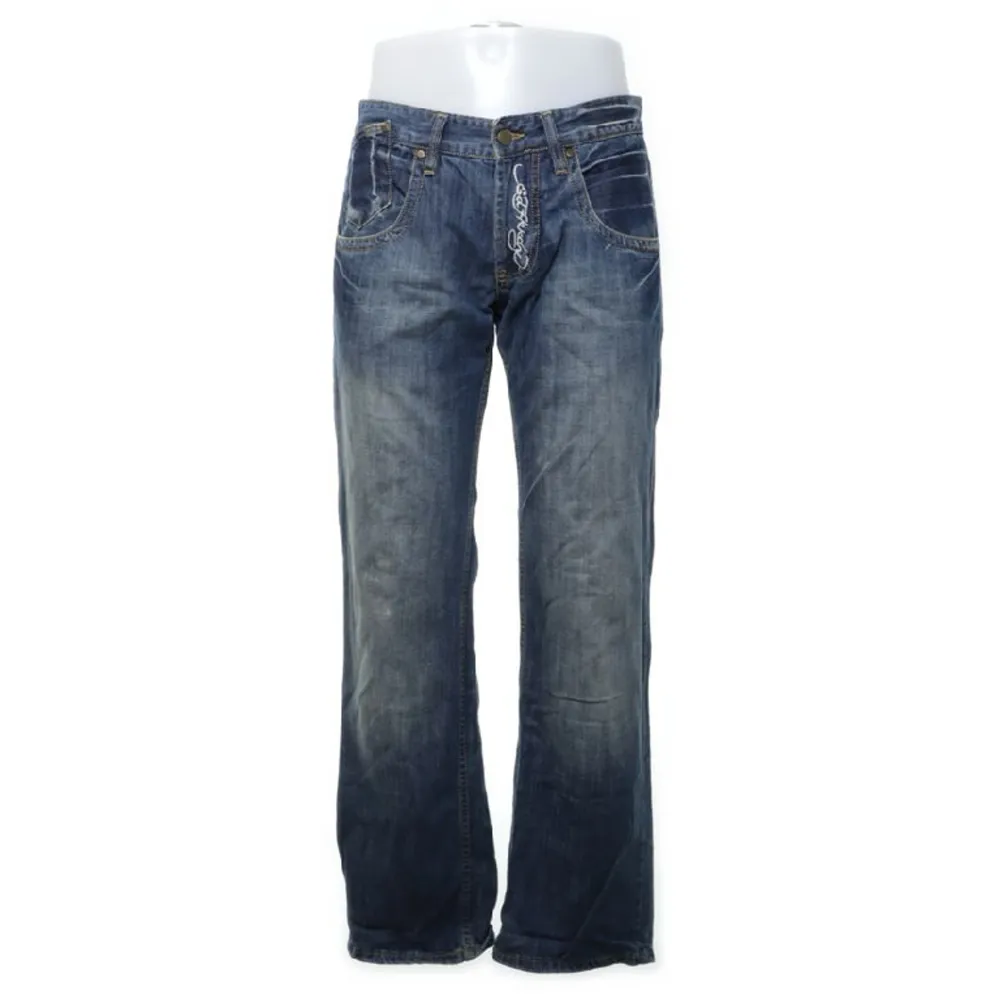 As fräna baggy vintage Ed Hardy jeans med coolt tryck på baksidan. Lite slitningar längst ner (kom privat för bilder och mått) . Jeans & Byxor.