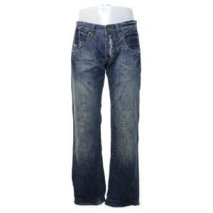 As fräna baggy vintage Ed Hardy jeans med coolt tryck på baksidan. Lite slitningar längst ner (kom privat för bilder och mått) 