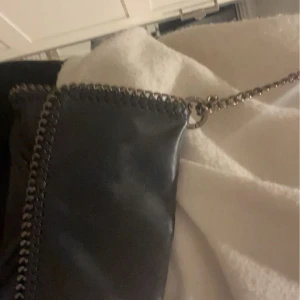 Svart väska - Svart väska me silver kedja 