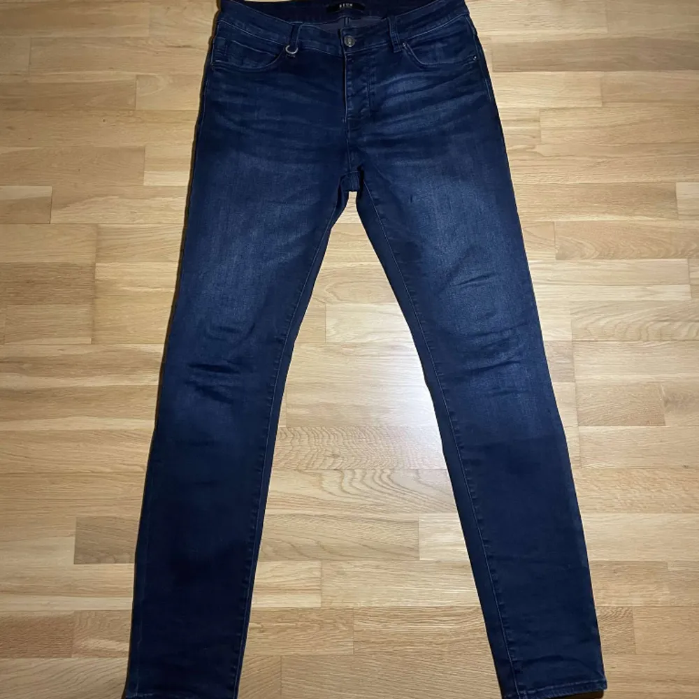 Snygga neuw jeans i modellen iggy skinny, som sitter slim. Storlek 30 i midja och 32 i längd. Jeansen är helt nyskick.. Jeans & Byxor.