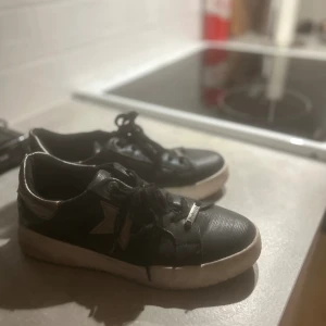 Skor - Säljer ett par jätte snygga skor, använda några få gånger!  Säljer dom då jag köpt ett par andra skor!❤️‍🔥