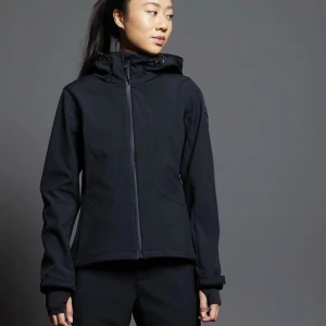 Skidjacka - Säljer denna tajta skidjackan från lager 157 som är slutsåld, Den har inga tecken på användning och har bara använts en skiddag💕Skriv om du vill ha bilder eller har funderingar, Nypris 500😊