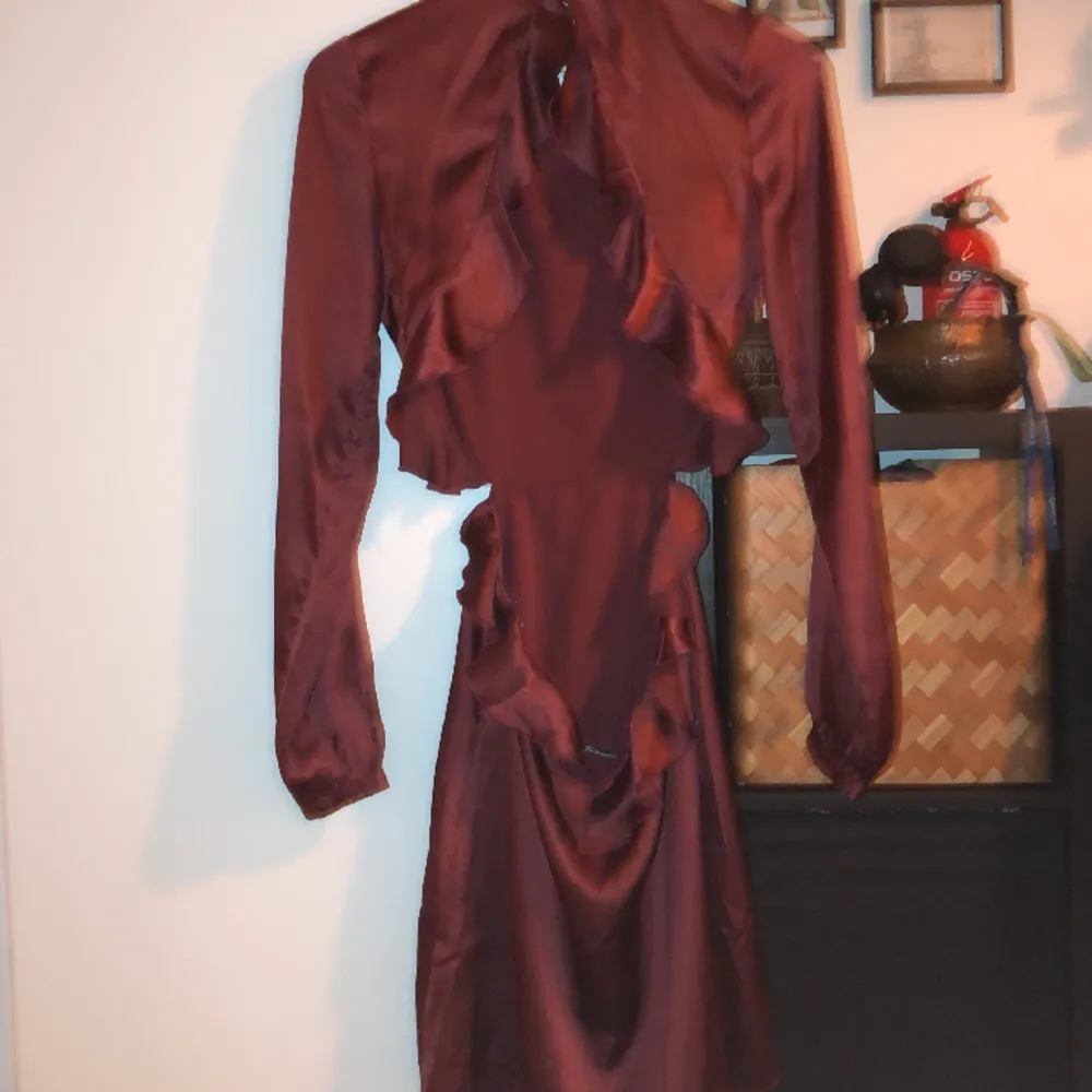 Vinröd, öppenryggad klänning med långa ärmar . Klänningar.