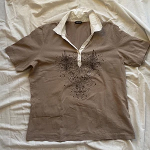 Garrey Webber tröja - Skit snygg Garry webber tröja från äldre dagar. I färgen beige med krage. Tryck på mitten med snygga detaljer. Storlek M skulle jag uppskatta med är beroende på hur man vill att den ska sitta. Passar oversize looken