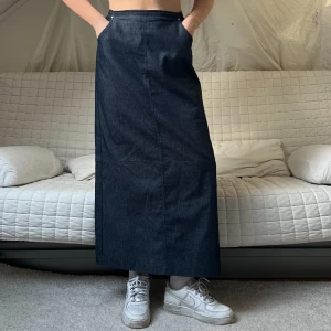 Denim Kjol - Säljer denna långa jeanskjol i storlek 42! Jag på bilderna är 172cm lång och brukar ha storlek 38 och denna kjol passar bra på mig så skulle säga att den är liten i storleken❤️