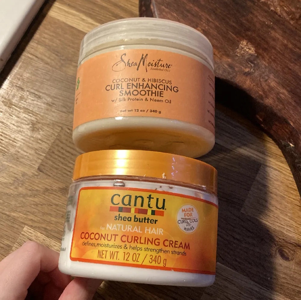 curl enhancing smoothie & coconut curling cream. bara lite kvar i båda, perfekt om man vill testa på dem innan man köper. luktar svingott . Övrigt.