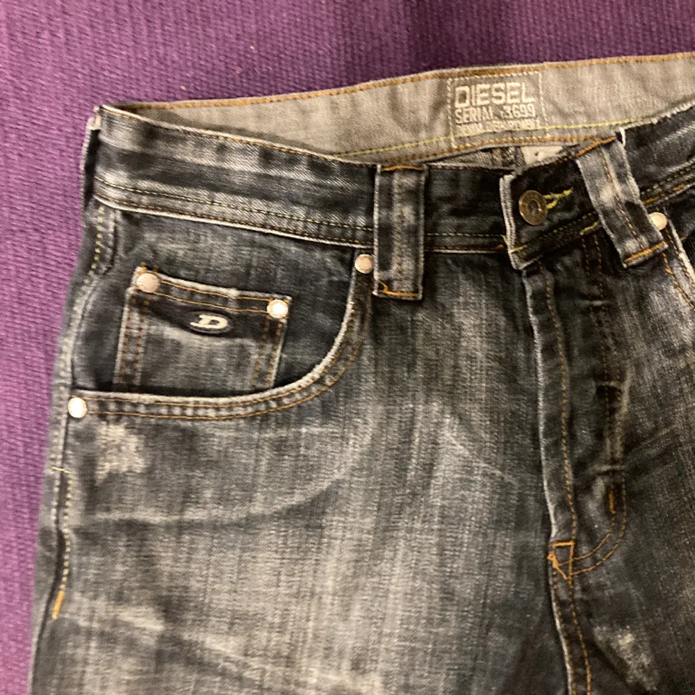 Sjukt snygga bootcut jeans från Diesel med galen wash. Snygg fit med lite ovanliga detaljer. Färgen är gråblå. Bara att skriva direkt för mått mm. Jeans & Byxor.