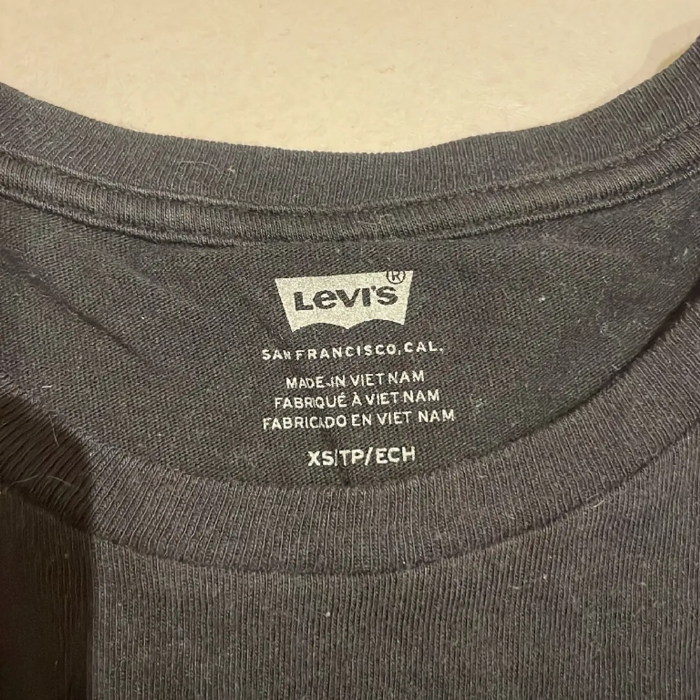 Ni säljer jag denna levis tröjan pga att jag inte använder den! Den har silvrigt glitter ifyllt av levis märket! Inga defekter, sparsamt använd😻. T-shirts.