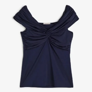 Off shoulder topp - Superfin hm topp säljes då den tyvärr inte passade💓 Kom privat för fler bilder💫 230kr +frakt!