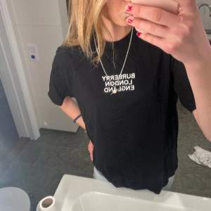 Säljer min HELT oanvända burberry t-shirt som jag fick i födelsedagspresent för nått år sedan! Är lite oversized för mig som brukar ha s/m. Det Inköpspris 130€.