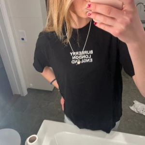 Ascool burberry t-shirt! - Säljer min HELT oanvända burberry t-shirt som jag fick i födelsedagspresent för nått år sedan! Är lite oversized för mig som brukar ha s/m. Det Inköpspris 130€.