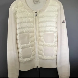 Moncler cardigan - Säljer min vita Moncler cardigan. Slutsåld och svår att få tag i. Säljer då den aldrig kommer till användning. Haft ett bra tag men knappt använd och inte smutsig över huvudtaget. Självklart äkta. Passar XS/S🌟 Nypris 8520kr Pris går att diskutera