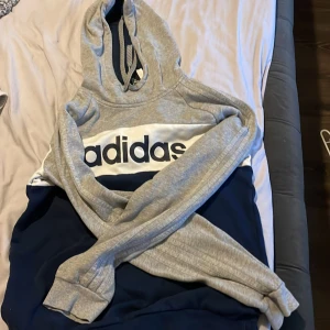 Adidas hoodie - Adidas hoodie  Aldrig använd  Storlek m