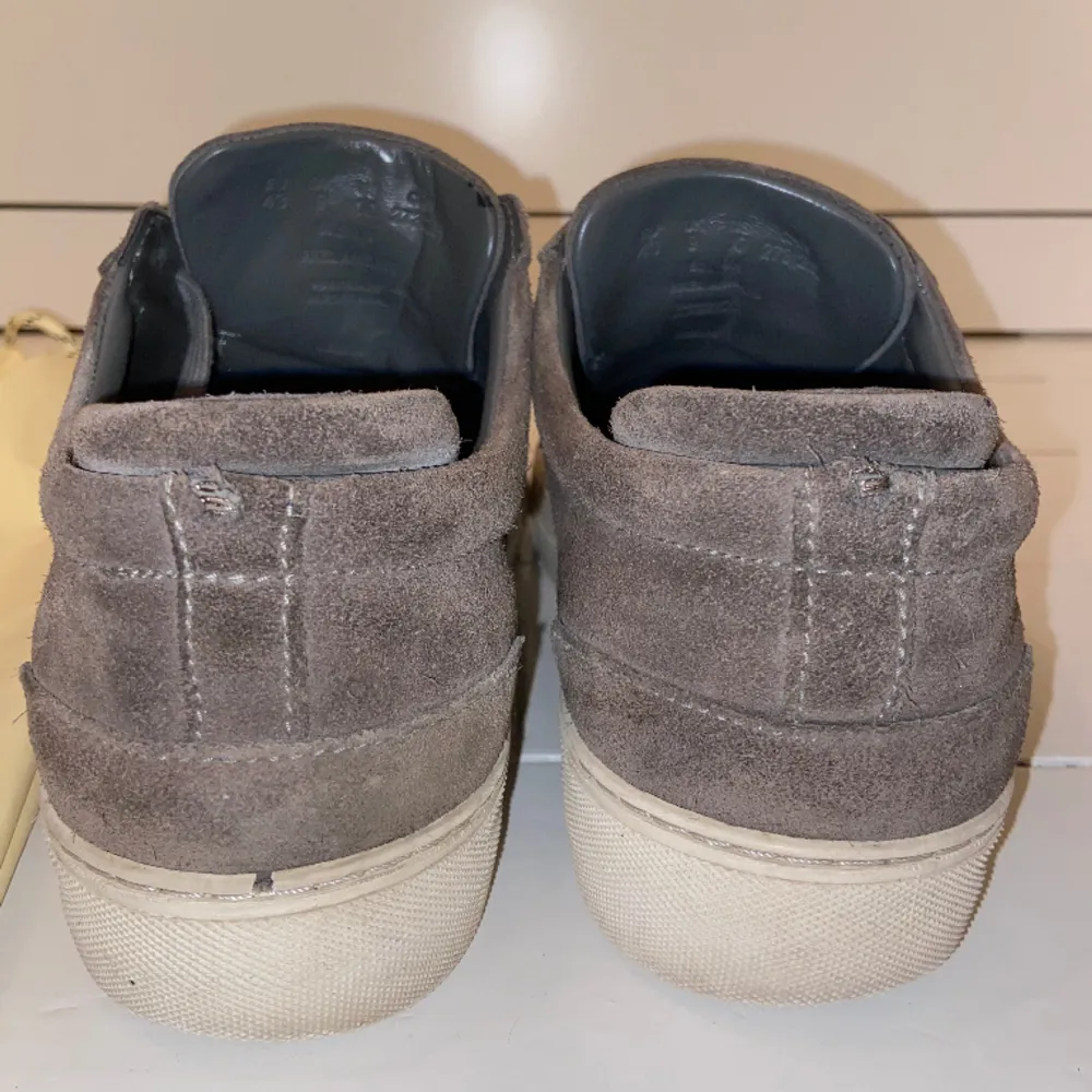 Hej! Säljer mina använda snygga Arigato skor för ett bra pris! Slitningar finns på bild 2 och 3 därav det låga priset! Har du frågor är det bara att fråga! 👟 Dust bag finns. Skor.
