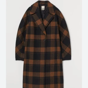 Slutsåld kappa H&M trend - Trendig jacka från H&M trend i wool-blend. Köpt för 1500kr.  Storlek M men sitter fint oversized på mig och jag är S.   Köparen står för frakt. Kan även mötas upp i Stockholm. 