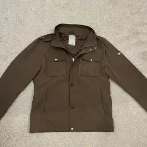 J.Lindeberg Fieldjacket/Safarijacket i bra skick! Riktigt snygg och perfekt inför våren! Storlek XL men sitter som en M/L, jag är 193 och den sitter lite kort på mig! PM frågor/funderingar, Mvh 