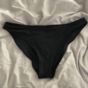 Bikini trosor - Bikini trosor som är svarta, men jag vet inte vart de är ifrån då jag klippt bort lappen. Säljer för att de inte kommer till användning 