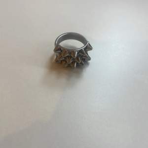 Denna Edblads ring är en silver ring! Har använt den ca 4-9 gången och storleken är 18,50! Har inte kvittot för den men den är hyfsat ny! Säljer den för 200kr i bud!