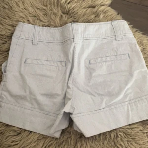 Shorts - Gulliga shorts, funkar lågmidjad knappt använda ❤️🪩
