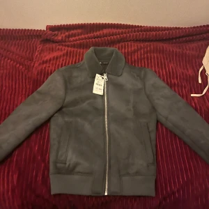 Zara jacka - Oanvänd storlek S nypris 999kr. Perfekt nu till en mildare vinter/våren.