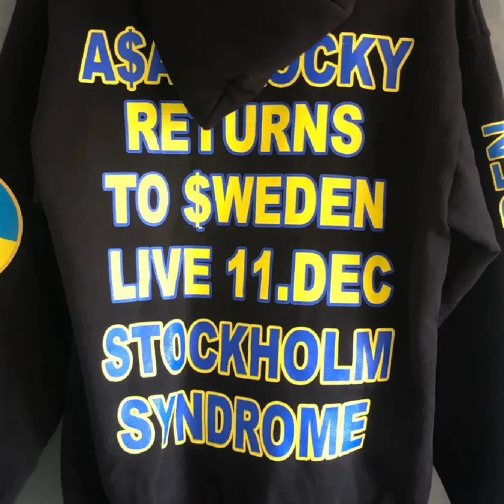 !!ALDRIG ANVÄND!! Nyskick och säljs då den aldrig kommit till användning! Köpt på konserten 2019! S men sitter som en M !!Betalning sker via swish och kan för tillfället endast mötas upp i Stockholm!!. Hoodies.