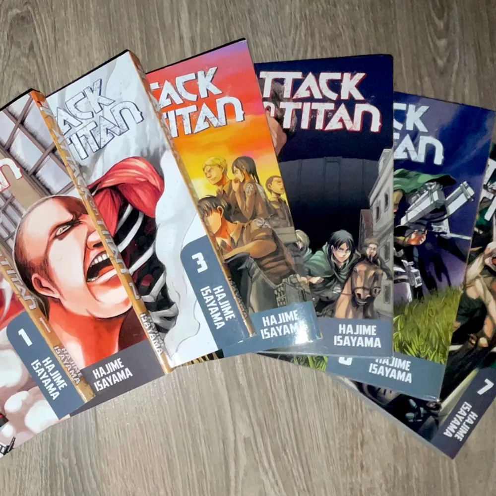 Attack on Titan manga vol 1, 2, 3, 4, 5, 6, och 7 på engelska! Inte lästa så nyskick! Originalpris: 833kr (119kr styck) säljer alla tillsammans eller ingen och pris går alltid att diskutera !!Fraktar inget för tillfället utan möts upp i Stockholm!!. Böcker.