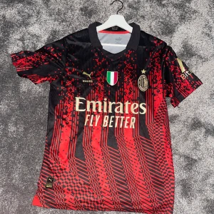 Milan Fotbollströja - Använd denna fåtal gånger då den var för liten, den är S. Pris kan diskuteras. Fraktas eller möts upp.