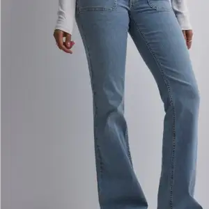 Jättefina jeans med fickor bak! Low waist och hyfsat små i storleken. Bra längd och passar mer folk som har 40/42 än 44. 