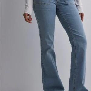 Jeans från Nelly - Jättefina jeans med fickor bak! Low waist och hyfsat små i storleken. Bra längd och passar mer folk som har 40/42 än 44. 