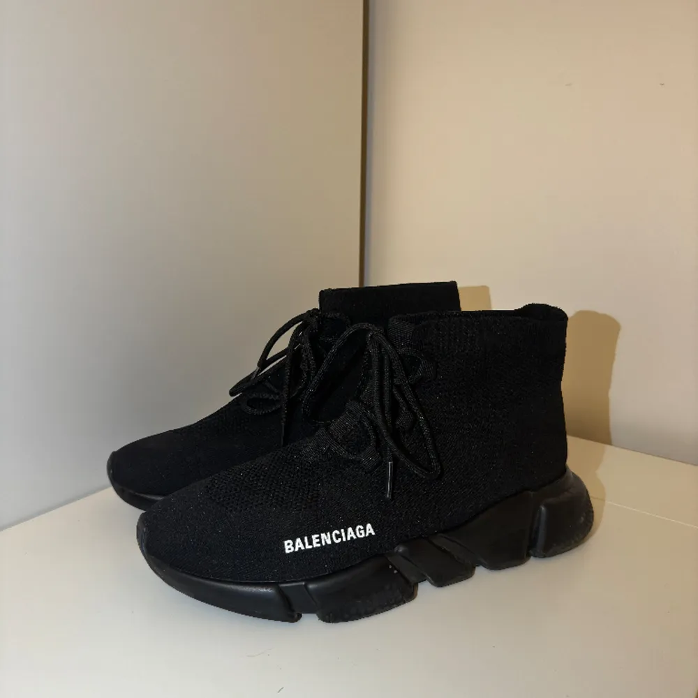 Säljer nu mina helsvarta Balenciaga Speed Lace-up i storleken 42. Endast använda ett fåtal gånger. I nyskick. Nypris ca 8000kr mitt pris 3999kr finns kvitto. Skor.