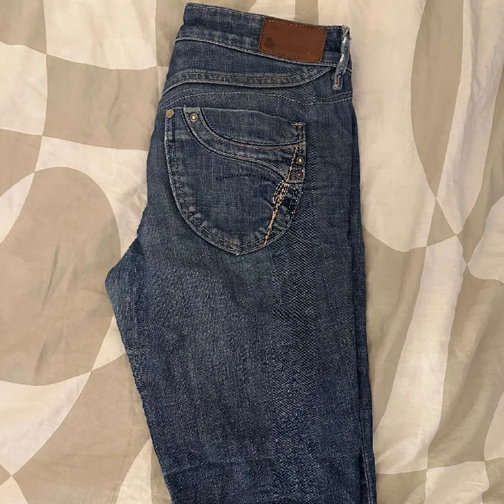 Low waist jeans från HM gammal kollektion(&star) med fina detaljer och bakfickor💙 gamla men i fint skick💙strl 27w vilket jag skulle säga sitter som en S och passar perfekt på mig som är runt 165cm💙. Jeans & Byxor.