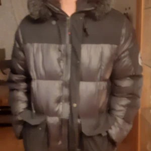 Zavetti jacka - Fin Zavetti jacka som köptes från JD för 1800 kr. Säljer den eftersom den ej passar mig(storlek L). Är perfekt för vintern och ser snyggt ut. Säljer den för 1600 men priset kan självklart diskuteras.