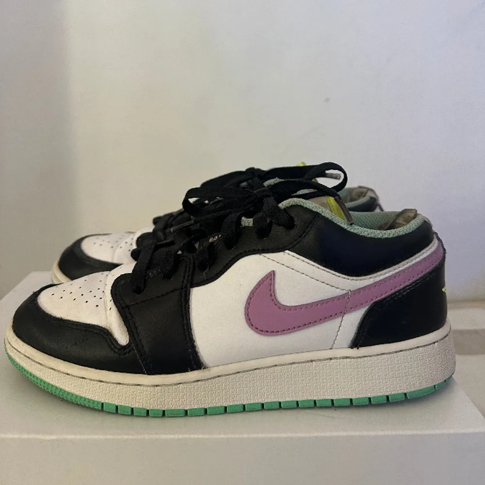 Jordan 1 low i strl 38💞 användt skick och rätt så slitna på insidan där bak där av priset, skriv om du har frågor💞. Skor.