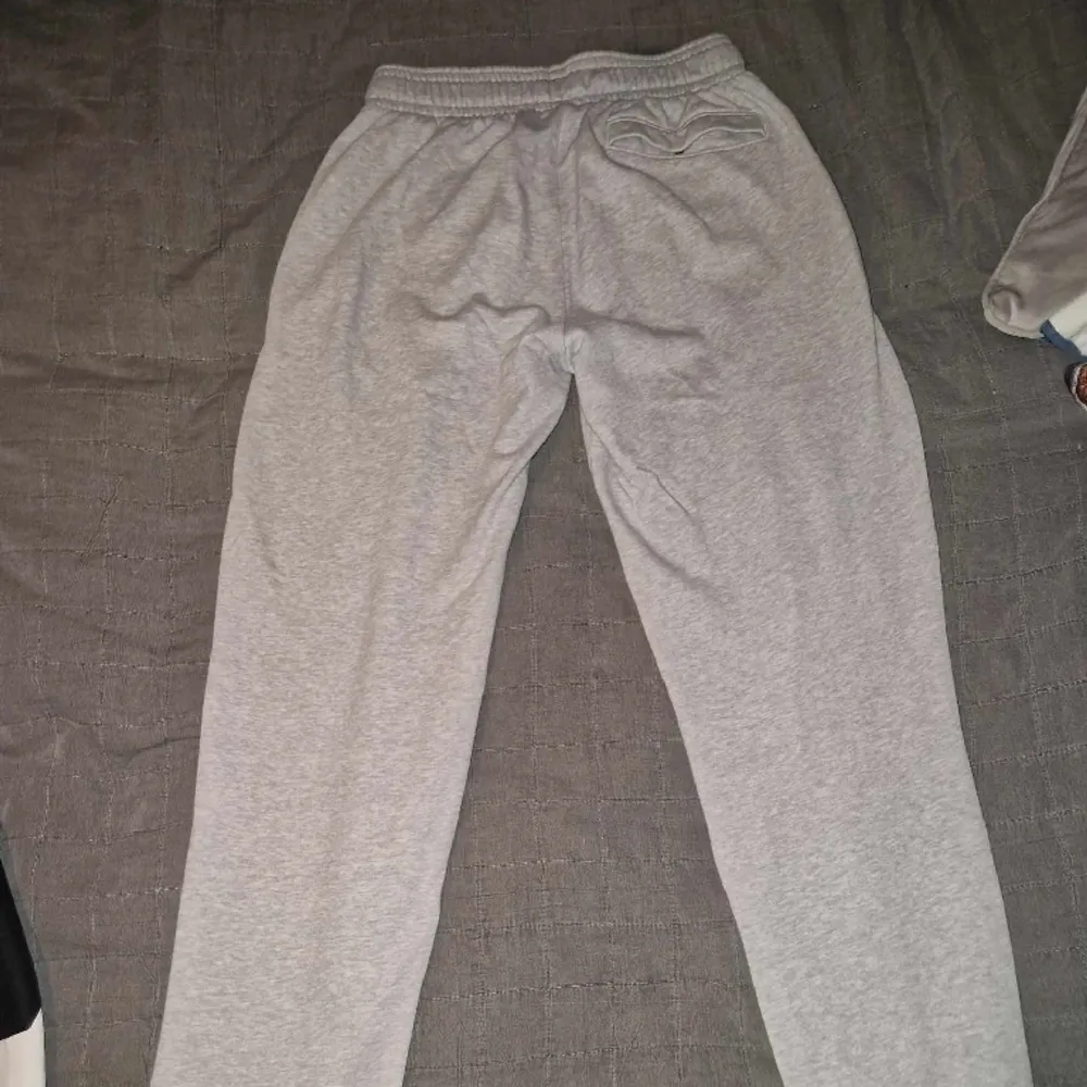 Under Armour Fleece Sweatpants Använda ibland. Fint skick!. Jeans & Byxor.