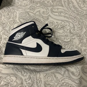 Air Jordan 1 Mid - Fina jordans i färgen ”white metallic gold obsidian” då dom tyvärr blivit för små. Sparsamt använda, i superbra skick💕Vitt skosnöre följer med💕