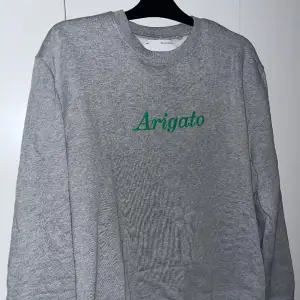 Grå sweatshirt från Axel arigato som är använd endast 2-3 gånger. Tröjan är i storlek L. Otroligt skick! 