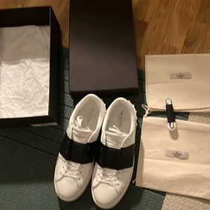 Valentino open  - Valentinos i väldigt fint skick, storlek 45 , väldigt bra skick ( box lite skavanker pga post)  perfekta inför sommaren ,hör av er vid frågor 