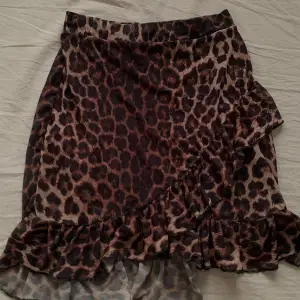 Leopard kjol från Nly. Bra skick. Stl S🌸