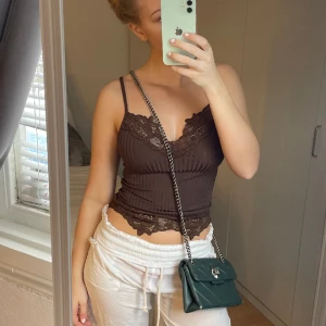 spets topp - brun spets topp i storlek S. Jättebra skick och superfin färg! 