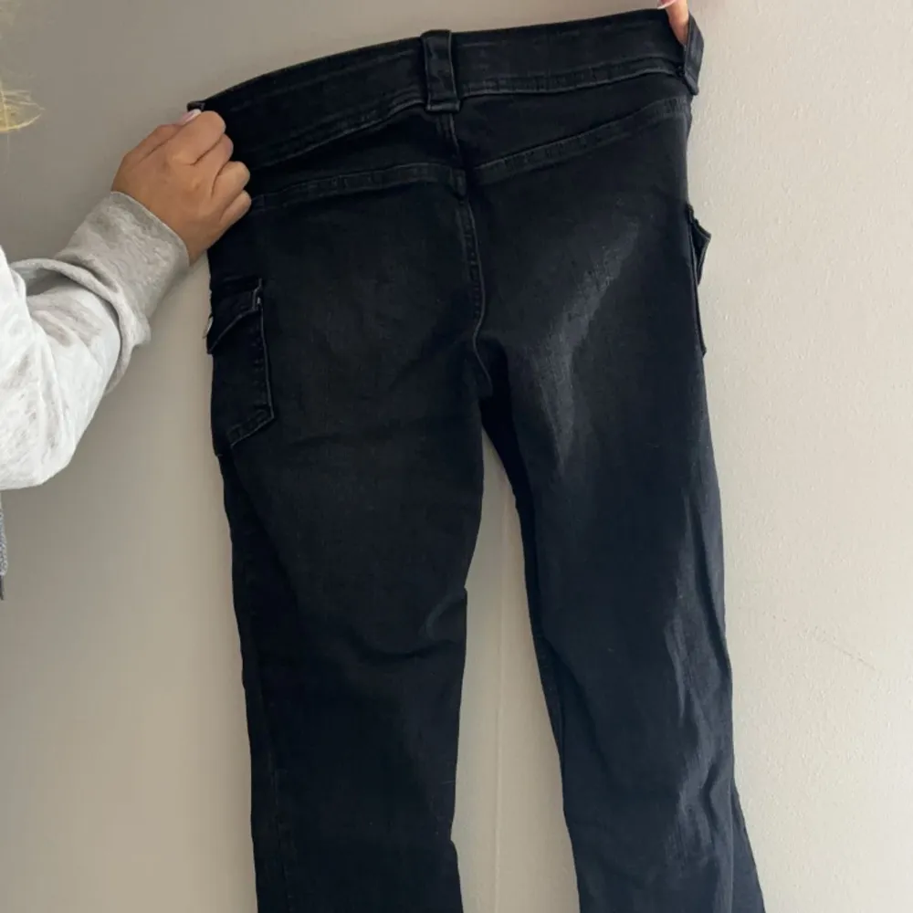 Lågmudjade jeans från hm barn med inga bakfickor. Har även sprätt upp sömnen där nere så de blivit någon centimet längre. Jeans & Byxor.