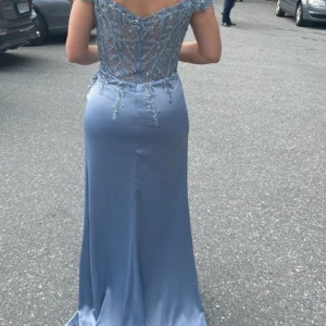 Balklänning  - Säljer min jätte fina balklänning, klänningen är i otroligt bra skick och har blivit tvättat Professionellt Pris kan diskuteras! 