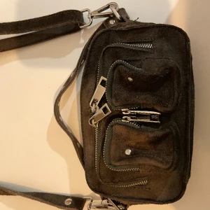 NÓNOO - En brun mocka väska från NÓNOO, skriv för fler bilder❤️