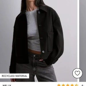 Kappa - Säljer min oandvända  svarta kappa ifrån Nelly. Storlek xs men sitter mer som en S. Nypris 699