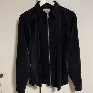 CISZERE Overshirt stl S - Säljer nu denna CISZERE Overshirten i stl S. Där är i mycket fint skick och inte särskilt mycket använd. Är i passformen slim, och jag är 188 cm. Vid fråga är det bara och skriva. 