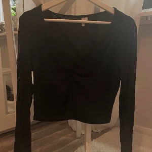 Svart långarmad tröja - En svart långarmad tröja från NLY TREND, skriv för fler bilder❤️